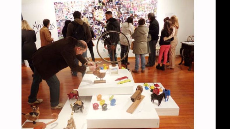 ESCULTURAS. El arte, como no podía ser de otra manera, estuvo presente. Hasmudi (foto) compartió algunas de sus esculturas con formas animales, realizadas con madera y metal. Mientras que Cecilia Biglieri y Vacavaliente aportaron dibujos y objetos de diseño, respectivamente. Por su parte, la fotógrafa Martina Zamudio expuso imágenes de perros..