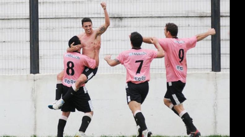 (FOTO: HEVA) Silva levanta a González que marcó y revoleó la camiseta. Fonzalida y Gil llegan para abrazarlo..