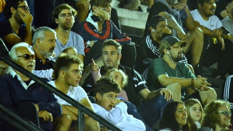 El intendente Federico Achával, disfrutó de la goleada de Real Pilar. Foto: Fredy Caballero.