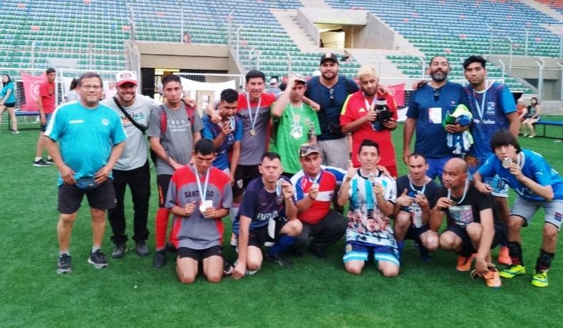 GALARDONADOS. Los pilarenses del Fútbol PCD posan sus medallas en La Pedrera.