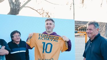 SE PUSO LA 10. Achával compartió una jornada con los socios del club 25 de Mayo.