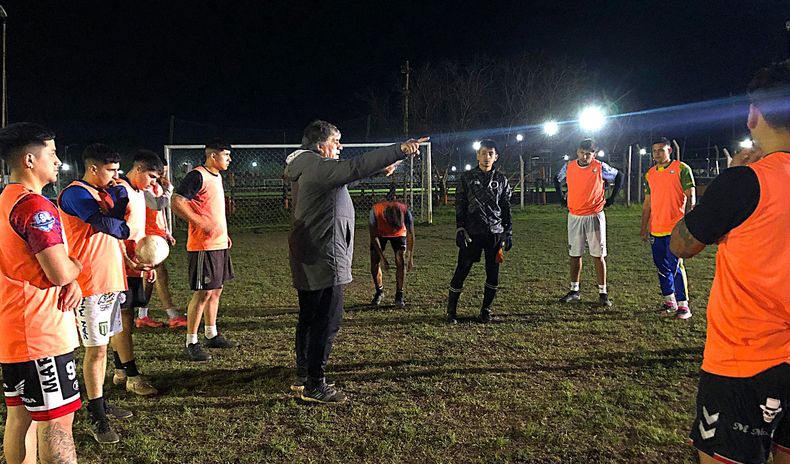 CHARLA TÉCNICA. El DT Willy Barrios durante el entrenamiento de Manzanares.