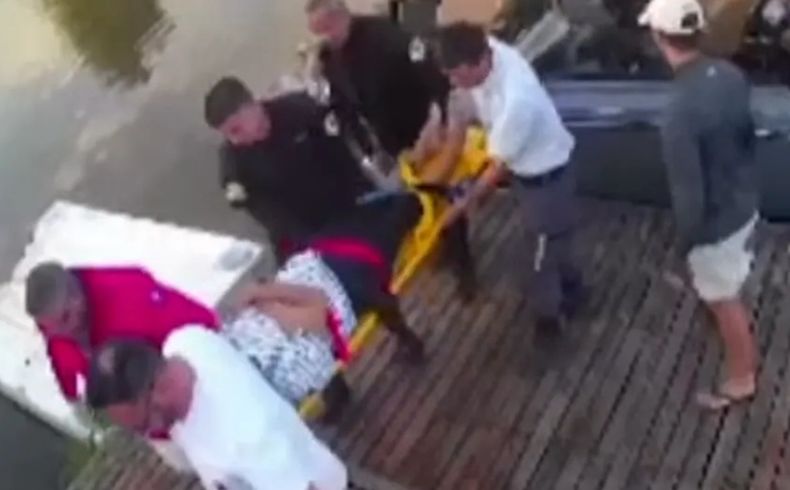 La mujer baleada en un arroyo de Escobar es trasladada hacia un hospital.