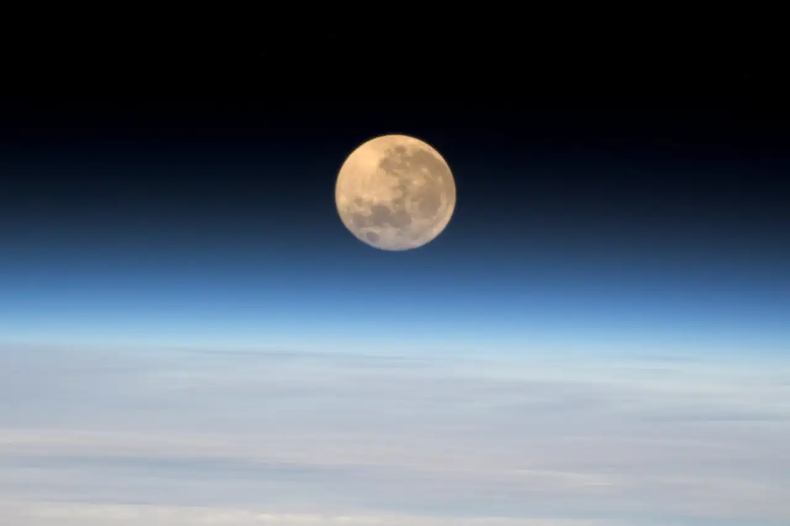 El astronauta Thomas Pesquet tomó esta imagen de la cara de la  luna. (NASA)..png