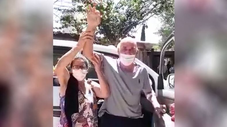 El hombre llegó a su casa entre aplausos..