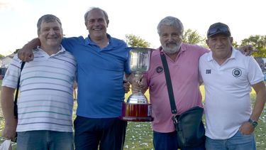 DIRIGENTES. Ruben Boroski, Gustavo Fontana, César Mansilla y Carruega con la copa que corona un gran año.&nbsp; 