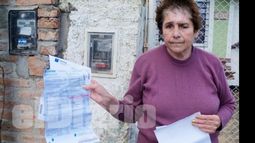 En la puerta de su casa del barrio La Loma, Mercedes muestra la boleta: debe pagar $3.700..