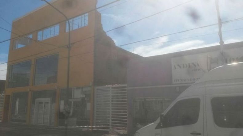 Cedió la pared de un edificio en construcción y cayó sobre el techo de una mueblería contigua. Provocó graves daños. .