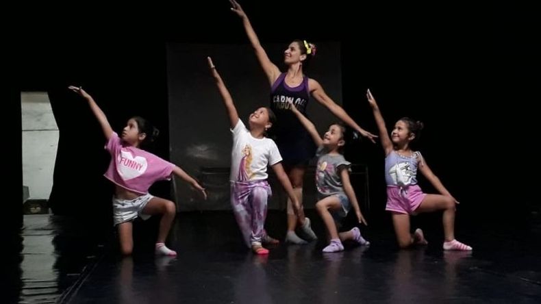 DANZAS. Uno de los talleres gratuitos que se dictan en el distrito. .