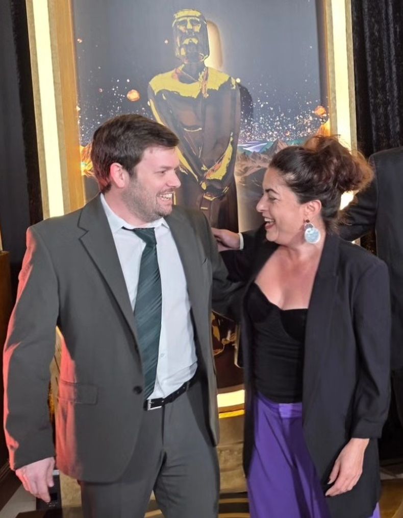 El m&eacute;todo Minestrelli. El cineasta Mariano Minestrelli estuvo presente en la gala de los Premios Mart&iacute;n Fierro ya que &ldquo;El m&eacute;todo&rdquo;, serie dirigida por &eacute;l (en la foto, con la protagonista Paola Barrientos), compiti&oacute; en la categor&iacute;a &ldquo;Ficci&oacute;n&rdquo;, galard&oacute;n que termin&oacute; llev&aacute;ndose &ldquo;Margarita&rdquo;. Disfrut&oacute; a pleno la velada y describi&oacute; en clave pilarense: &ldquo;El peinado es del Gallego Fern&aacute;ndez, los zapatos de Ritmo&rdquo;.