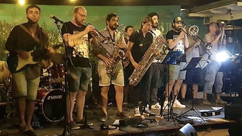 Noche de vientos. El fin de semana pasado, el ensamblede vientos Skatológicos la rompió toda en la cervecería Quiquia que ya es como la segunda casa de la banda local de ska. Próxima parada, ¿gira por la Costa?.