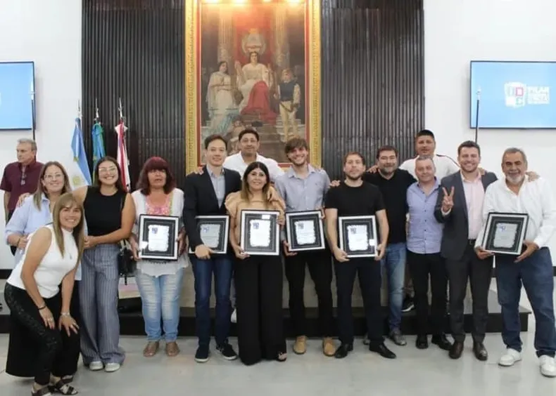 PLAQUETAS. Los seis peronistas que se van, durante el homenaje que recibieron en el Concejo Deliberante.