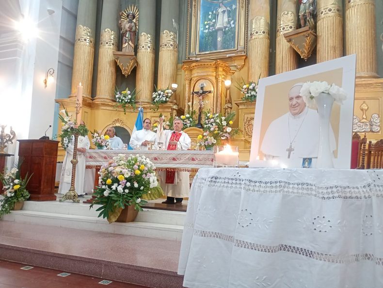 Misa en Pilar por el fallecimiento del Papa Francisco.