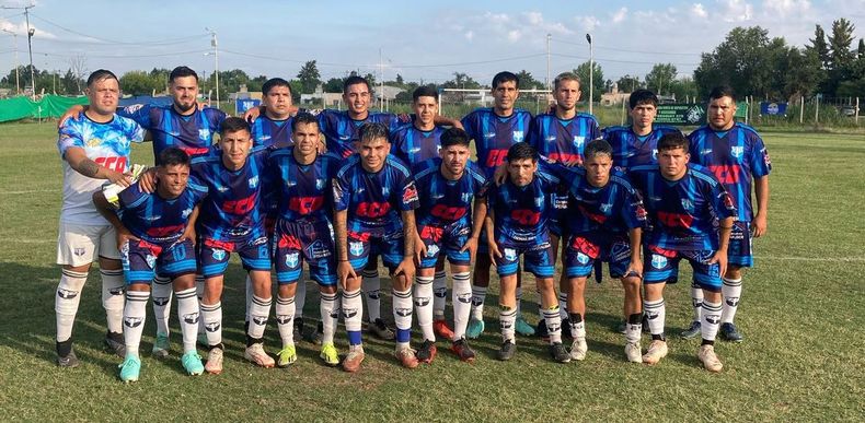 PLANTEL. Flecha alcanzó su quinta victoria en fila y debe el partido con Derqui.