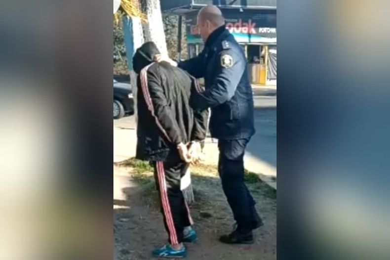 Robo automotor. El ladrón fue sorprendido mientras revisaba el interior del vehículo.&nbsp;