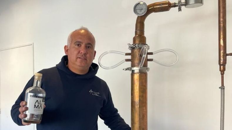 LOS INICIOS. Fernando Cao, con el alambique donde nació Alma, su gin premiado en Londres..