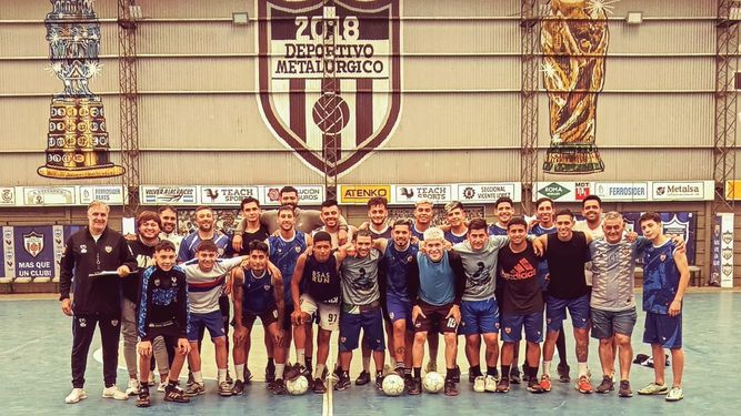 PLANTEL. Algunos de los integrantes de Metalúrgico en un entrenamiento en el gimnasio del club.