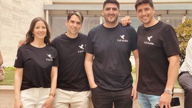 TRABAJO EN EQUIPO. Los desarrolladores de la app que se extiende a varios países. .