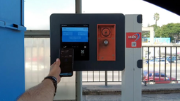 DISPOSITIVO. Sólo hay que apoyar la tarjeta y la barrera se levanta. DISPOSITIVO. Sólo hay que apoyar la tarjeta y la barrera se levanta.