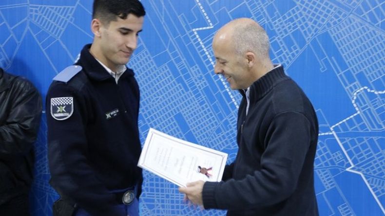SALUDO. Ducoté entrega el diploma a uno de los reconocidos. .