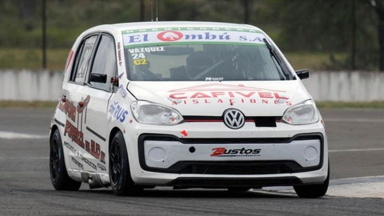CARRERA. Vázquez y su VW Up buscarán ser competitivos en la final del domingo..