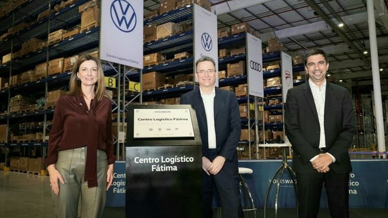 Autoridades de VW estuvieron en la inauguración (foto Webpicking.com)..