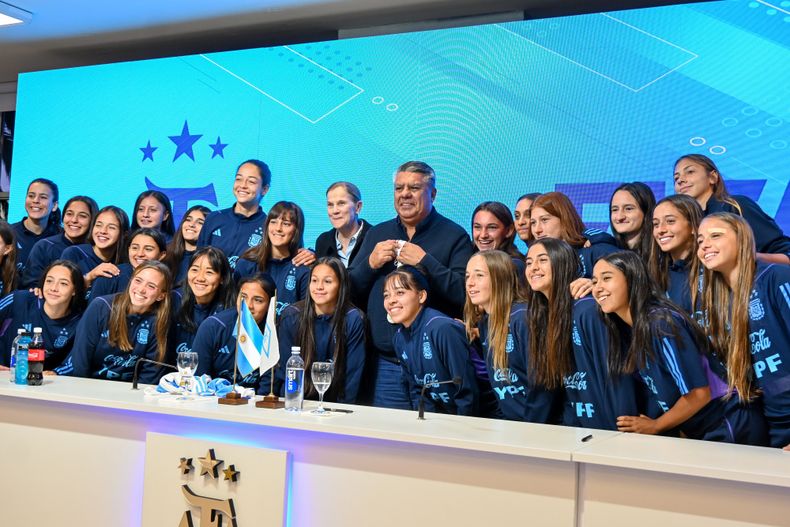 Las jugadoras del preseleccionado Sub 17 posan junto al presidente de AFA, Chiqui Tapia.