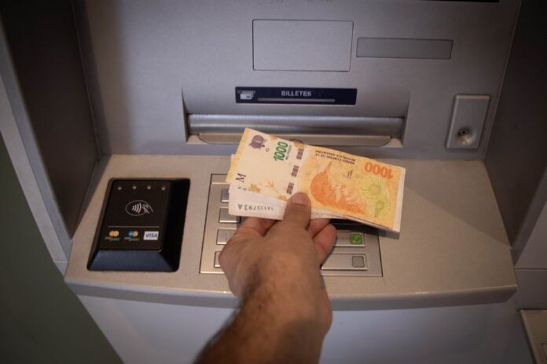 Los salarios registrados cayeron 6% real bajo el Gobierno de Milei. &nbsp;