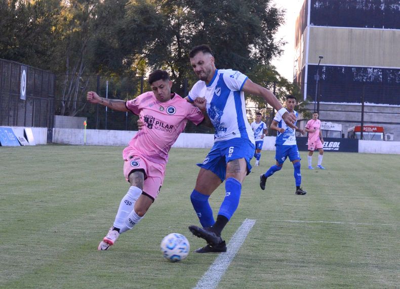 Kevin González intenta desbordar a su marcador.&nbsp;&nbsp;