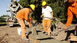 VEREDAS. El gobierno asfalta las calles que rodean el futuro hospital.