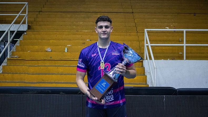 La copa de la Liga Nacional de Vóley 2024 en manos de Juani Lovisolo.