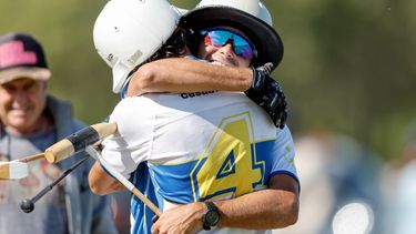ABRAZO. Panelo y Di Curcio festejan la clasificación de Santa María.