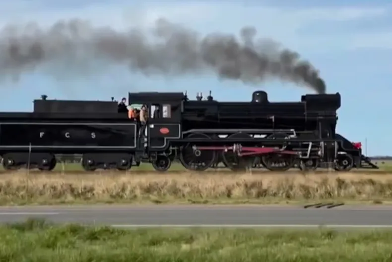 La histórica locomotora  regresó a las vías de Buenos Aires. (FM LA MAREA).