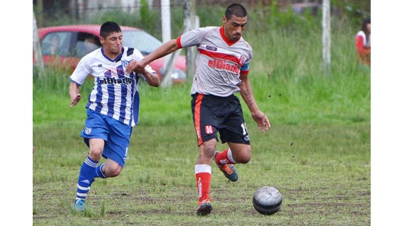 (Fredy Caballero). BOLI CONDUCCIÓN. Aguilar controla ante la presión de Peralta. Ambos convirtieron en la tarde de Villa Verde..