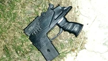 El arma de juguete utilizada por el delincuente para amenazar a la comerciante asaltada.&nbsp;