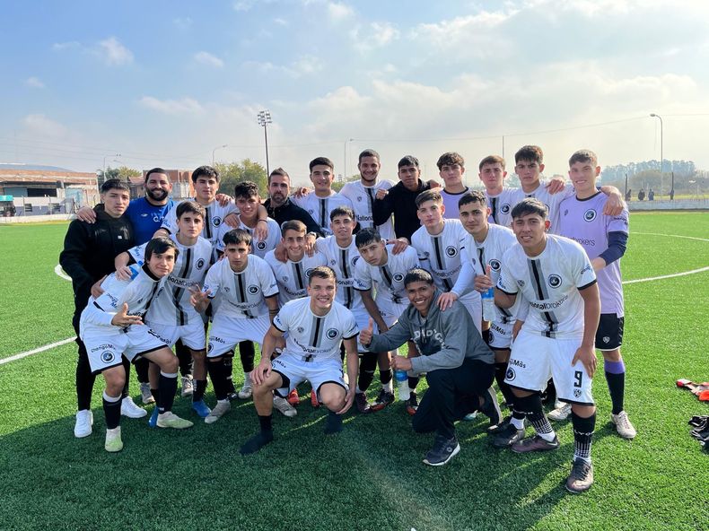 FELICIDAD. La Tercera de Real Pilar celebró su segundo triunfo en fila en el torneo.
