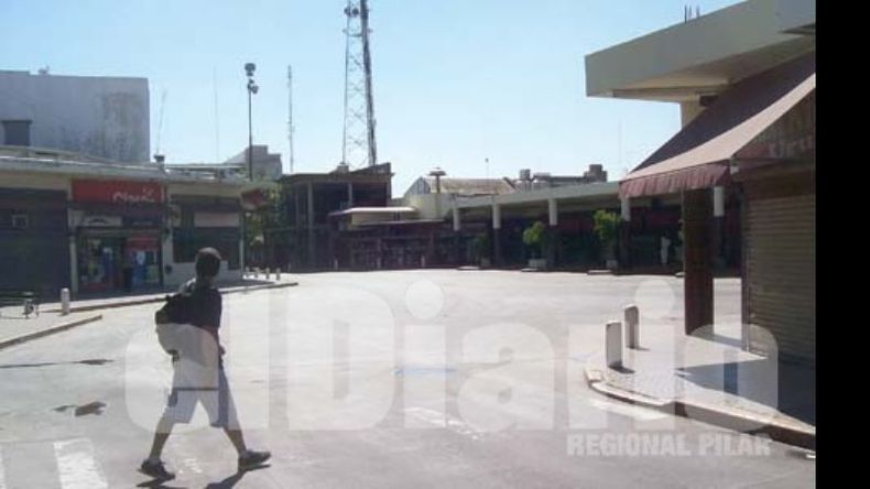 VARADOS. La falta de colectivos impidió a muchos ir a trabajar..