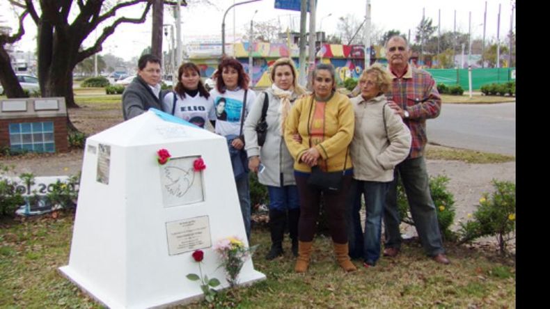 Familiares de Carla, en el monolito que recuerda a víctimas de la inseguridad..