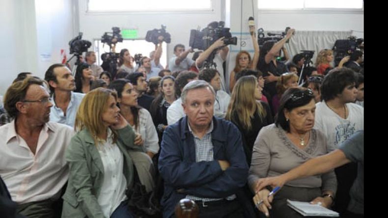 Momentos de tensión. Los padres de Matías escuchan las quejas de los imputados al leerse los primeros alcances del fallo dentro de la sala de San Martín..