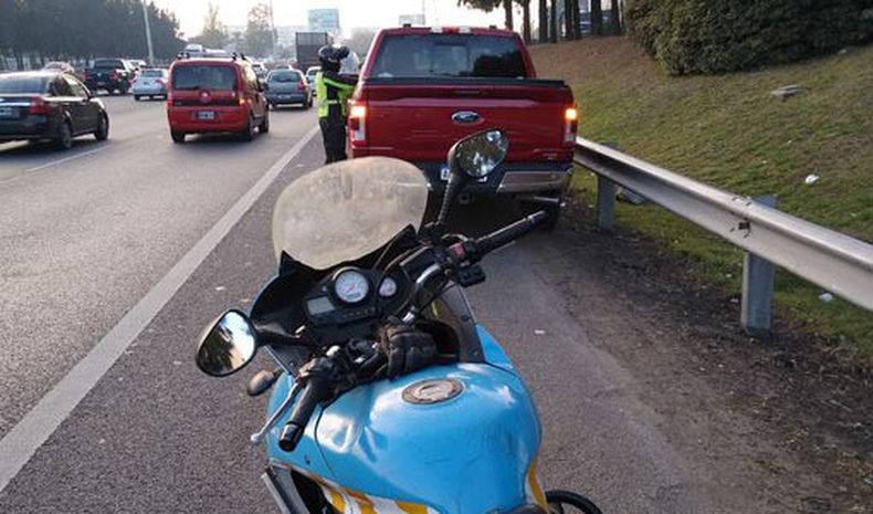 Mientras patrullaban, nuestros agentes divisaron una camioneta que circulaba por la banquina sin hallarse en emergencia. La detuvieron, chequearon la documentación y labraron el acta correspondiente. Seguridad Vial / @InfoSegVial.