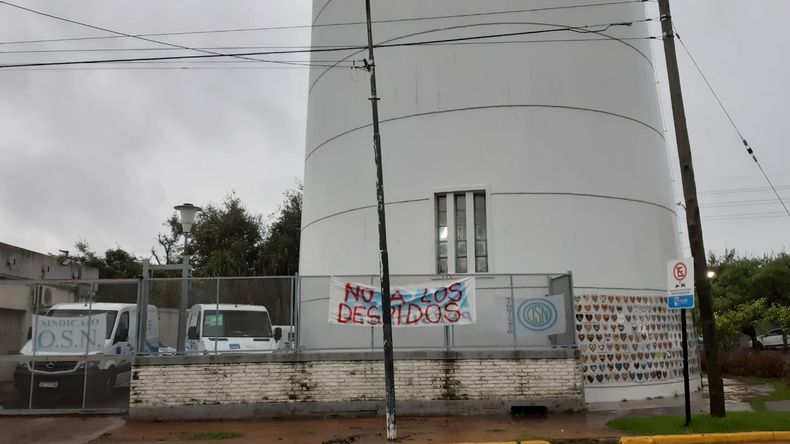 "No a los despidos", el letrero en la sede de Aysa en Pilar.