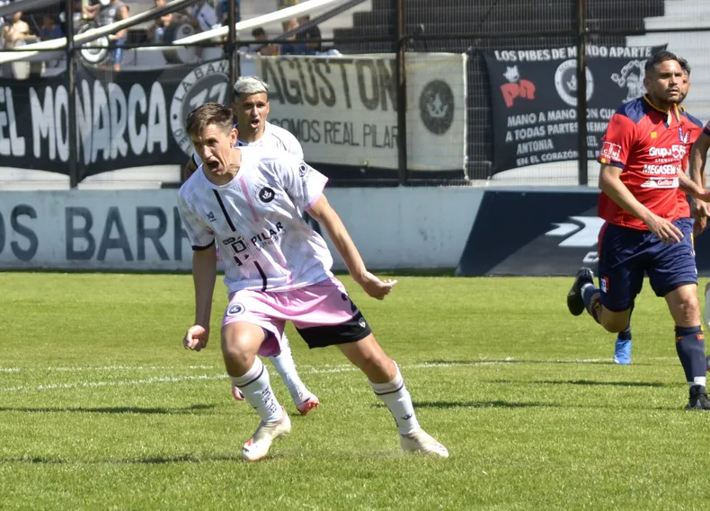 ¡GRITALO! Ariel Otermín sale corriendo tras marcar de penal el gol de la victoria.