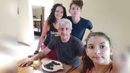 EN ESPERA. Eduardo (53), Mateo (17), Emma Natale (13) y Lola (50), a la espera. .