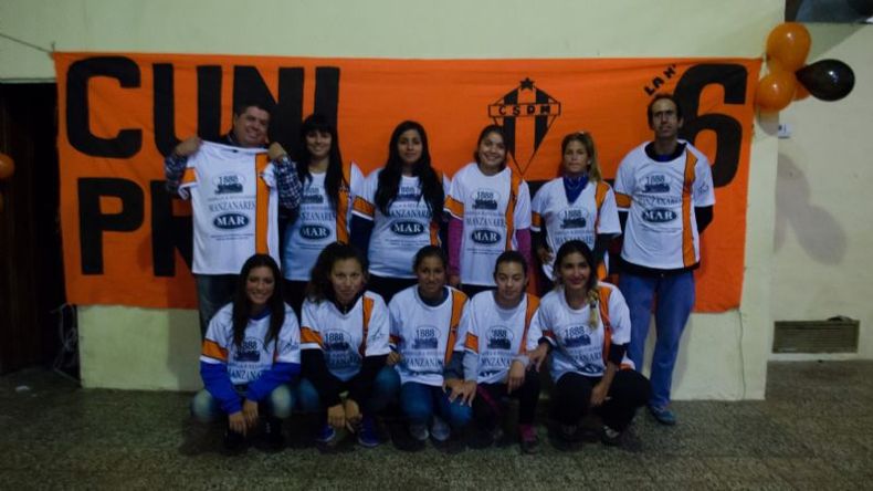 Las chicas del fútbol femenino de Manza. Foto Mercedes Báez..