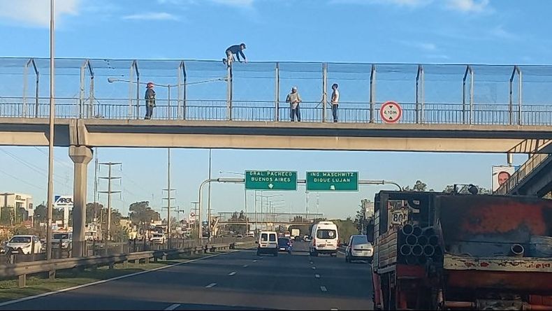 Debemos ir más despacio por la vida y volver a ser seres sintientes. En #Panamericana ramal #Campana en el mes de septiembre hubo 3 intentos de suicidios diferentes. Puente km. 47, 35 años; km. 40; 22 años, y km. 42,90; 42 años. LaPanaWeb / @lapanaweb.