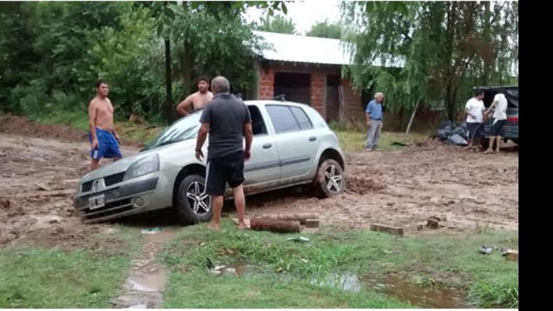 HUNDIDO. Un auto sufre las consecuencias del estado de las calles..