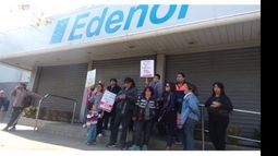 SIN MARCHA. Pocos vecinos, ayer, frente a Edenor..