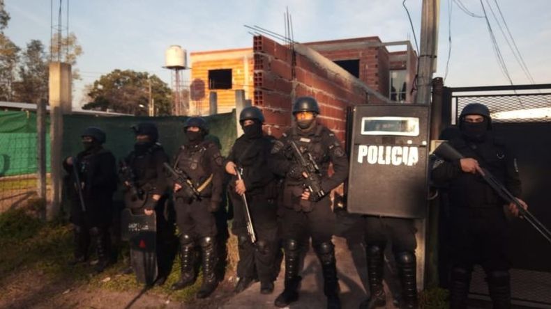 FUERTE OPERATIVO. Se llevó a cabo este domingo en la casa de los acusados. (Foto: Secretaría de Seguridad de Pilar)..