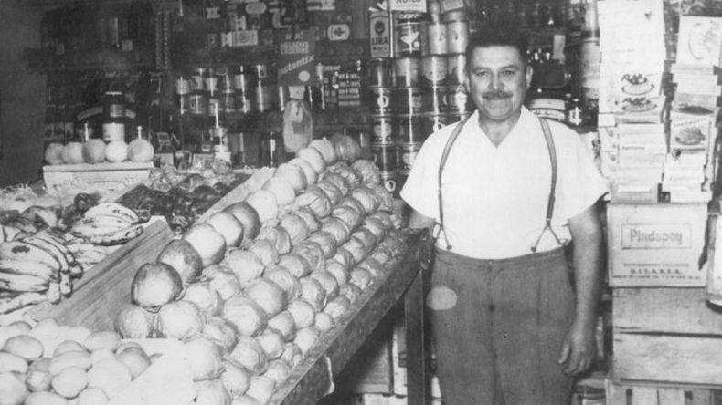 En esta imagen del año 1958, el dueño del mercadito posa para la foto con el pecho inflado de orgullo por sus productos. .