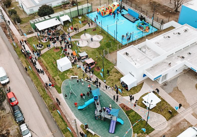 Juegos, playón deportivo y espacios de esparcimiento, así se ve la nueva plaza del barrio Toro de Derqui.